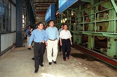 2000年9月19日，时任浙江省委书记张德江一行视察公司