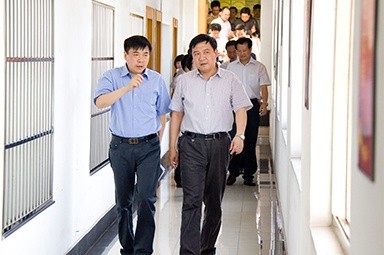 2012年7月5日，时任黄冈市委书记李卫宁一行调研公司党建工作
